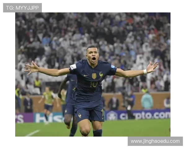 12号球服足球巨星的传奇之路与赛场风采解析 12号球服足球巨星的传奇之路与赛场风采解析