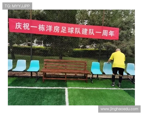 《足球世界精彩纷呈的球星盘点与突破性表现》