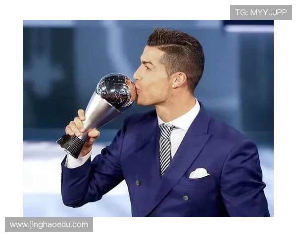 他不仅是绿茵场上的巨星，更是球迷心中永远的偶像，帅气的足球王者