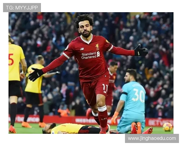 足球巨星与传奇球员的荣耀历程与赛场传奇故事探秘