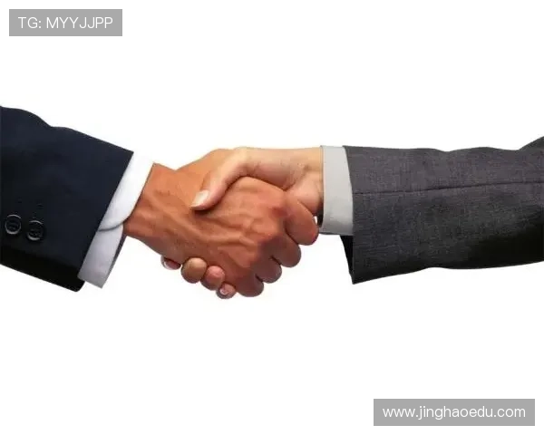 足球明星赛前握手瞬间展现的独特礼仪与竞技精神背后深意分析